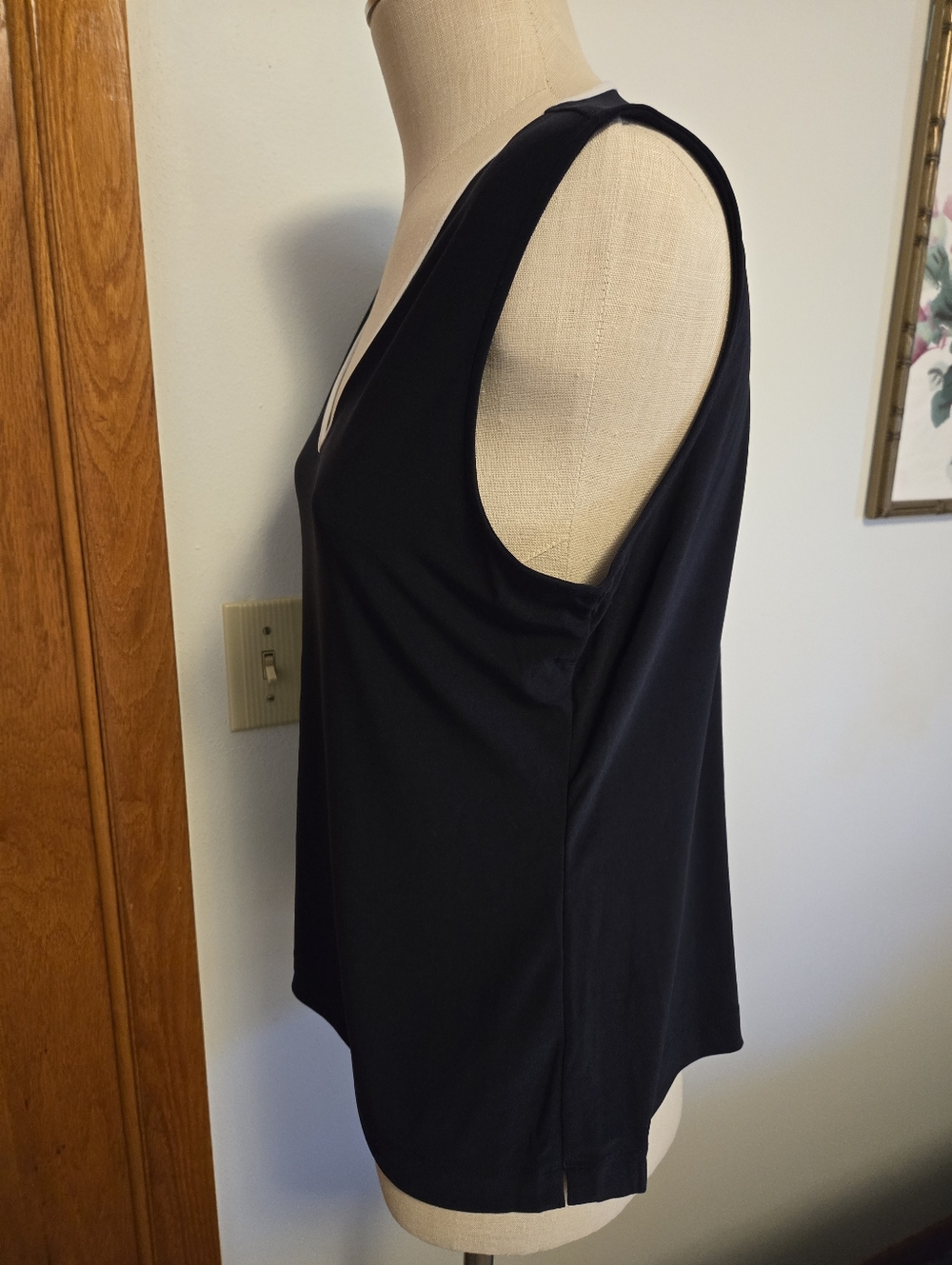 TOMMY HILFIGER Women's Navy Blue V-Neck Top with White Trim. Size Large. - Picture 5 of 8